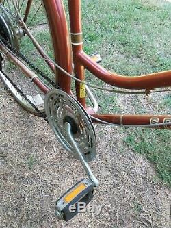 SCHWINN SUBURBAN Lady's Bicycle. Vintage 1970's. 27 inch tires