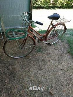 SCHWINN SUBURBAN Lady's Bicycle. Vintage 1970's. 27 inch tires
