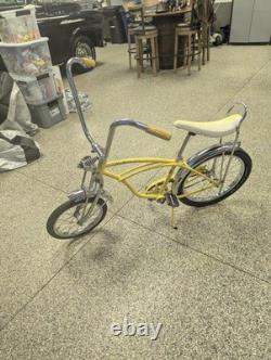 Schwinn Junior Stingray Boys Bicycle Vintage 1974 Lemon Yellow, 16 inch front