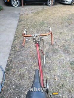 Schwinn Varsity Bicycle Red VTG 10 Speed 1970s Chicago USA Kickstand Outdoors