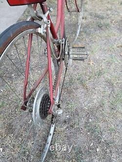 Schwinn Varsity Bicycle Red VTG 10 Speed 1970s Chicago USA Kickstand Outdoors