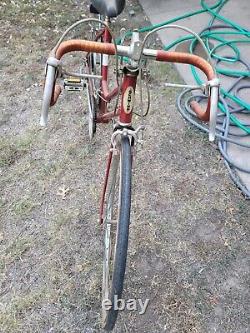 Schwinn Varsity Bicycle Red VTG 10 Speed 1970s Chicago USA Kickstand Outdoors