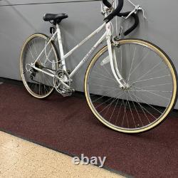 Schwinn world, Vintage Bicycle, Slntour Groupset, 27x 1 1/4 Tires