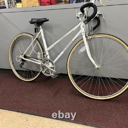 Schwinn world, Vintage Bicycle, Slntour Groupset, 27x 1 1/4 Tires