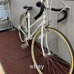 Schwinn world, Vintage Bicycle, Slntour Groupset, 27x 1 1/4 Tires