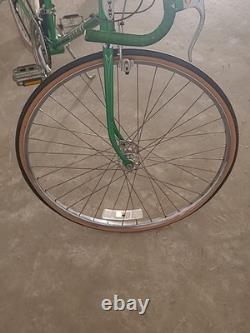 VINTAGE 1976 SCHWINN VARSITY 10-Speed Bicycle Green 22 Frame November LM502122 VINTAGE 1976 SCHWINN VARSITY 10-Speed Bicycle Green 22 Frame November LM502122