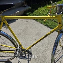Vintage 1970s Schwinn Varsity 10 Speed Road Bike Opaque Lemon 27x1 1/4 S-6 Rims