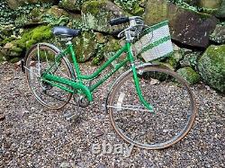 Vintage 1977 Schwinn Collegiate Women's 5 speed Bicycle Lime Green