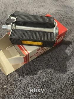 Vintage Schwinn, stingray, Krate diamond tread, reflector, petals, new in box
